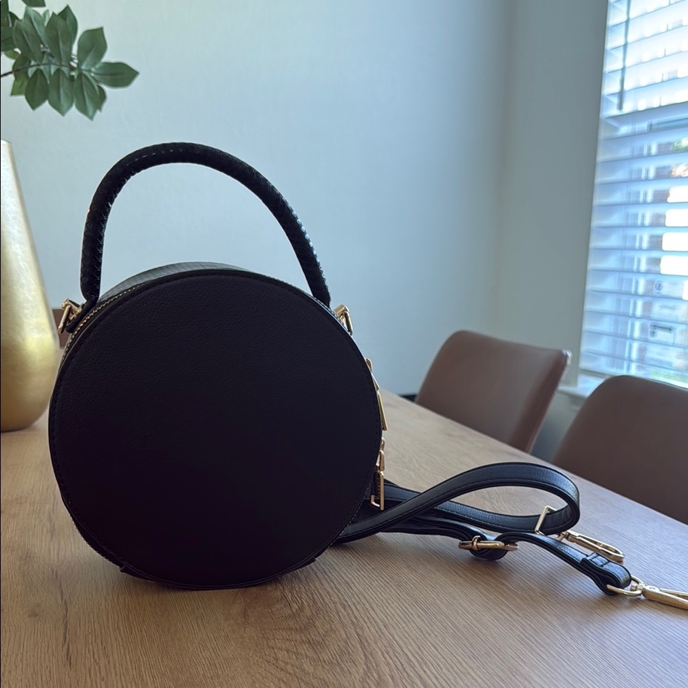 Chic Black Round Crossbody Bag